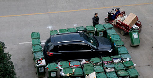 隨意亂停車，大爺搬垃圾桶怒攔私家車 