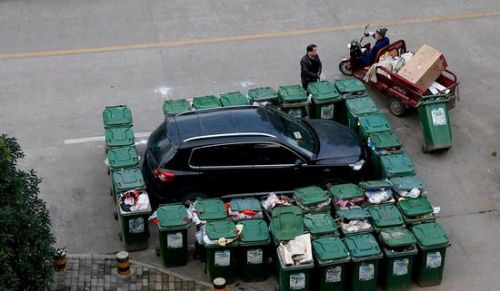 汽車被垃圾桶包圍是被惡搞還是得罪人了？